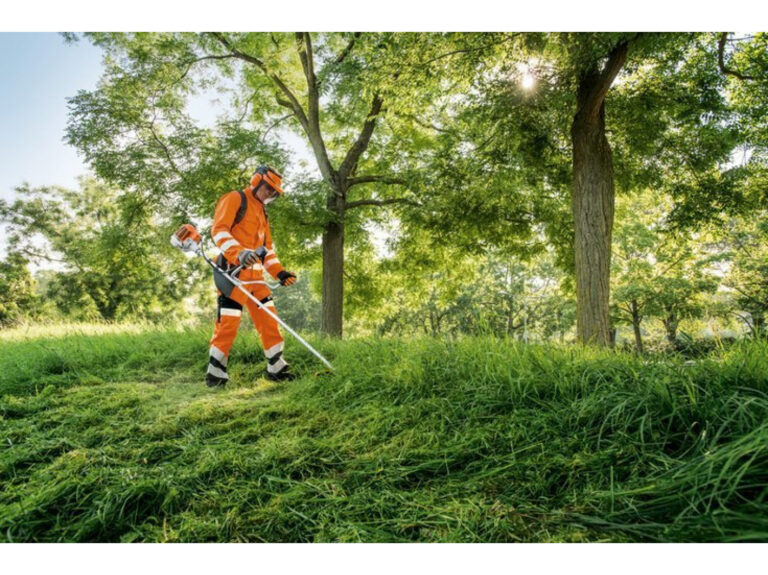 В чем преимущества мотокосы Stihl FS 250 для больших площадей?